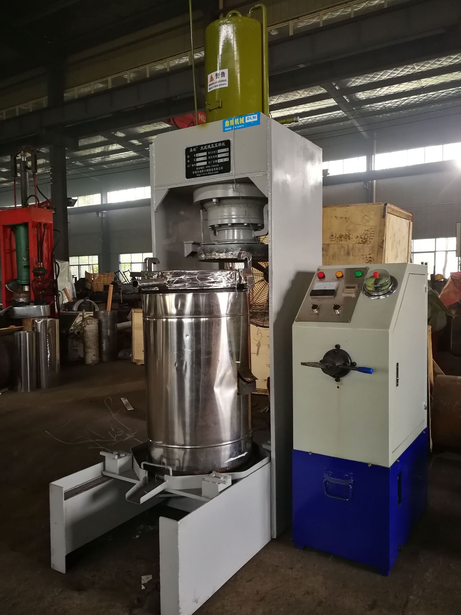 不銹鋼超高壓立式液壓壓榨機(jī)，果汁壓榨機(jī)，果渣壓榨機(jī)，藥材壓榨，油渣處理，白土壓榨